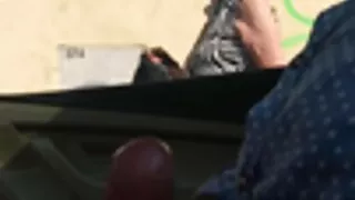 Kinky sexy video grosse cochonne salope brune naturelle joue avec un jouet sur le lit superposé pour la joie