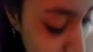 Jenya, une les plus grosses salopes étrange nympho pâle, utilise une bouteille en plastique pour polir sa chatte