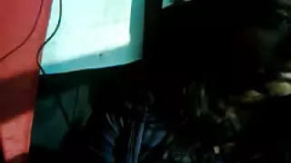PAWG accrocheur joue avec son vibromasseur devant la grosses salopes poilues caméra