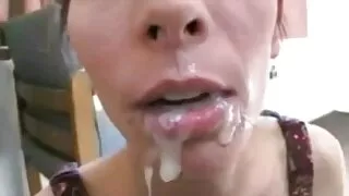 Skanky ado rousse se fait prendre en levrette dans une orgie de sexe en vieilles grosses salopes groupe