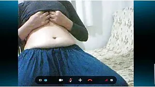 Un mec en video de grosses salopes chaleur s'amuse avec sa grosse poitrine mature