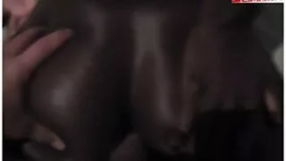 Shapely MILF participe à une folle les plus grosse cochonne aventure sexuelle de gangbang