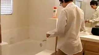 Une salope brune accro au sperme fait une pipe chaude à grosses matures salopes son homme