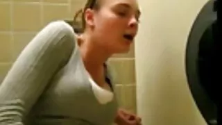 Cette nympho les plus grosses salopes rien que pour vous veut une bonne séance BDSM et c'est exactement ce qu'elle obtient