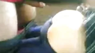 Cock teen les plus grosses salopes fou donne la tête à son petit ami puis elle se fait baiser dur
