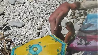 Slim jolie brune aux seins doux se penche grosses salopes obeses pour se faire lécher la chatte