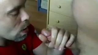 Nympho blonde coquine prend deux bites dures à la fois grosses salopes matures