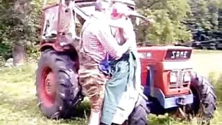 Une tentatrice lubrique grosses salopes françaises se fourre la bouche avec un bâillon puis se masturbe