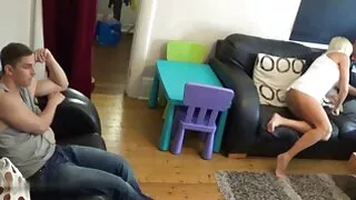 Blondie pâle soumise avec du grosse cochonne obese maquillage taché Kissy Kapri suce une bite