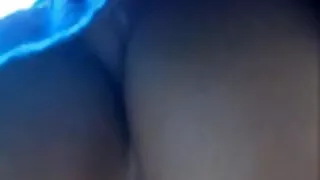 Une superbe brune en lingerie sexy et bas va grosse cochonne porn servir un groupe de mecs noirs