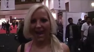 La blonde lubrique Jessica Jammer lèche d'énormes dongs noirs et prend des bites dans son anus grosses salopes françaises