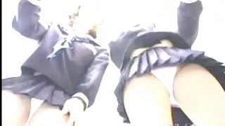 Une les plus grosses salopes rien que pour vous brune glamour joue avec ses fous et suce une grosse bite qui sort du pantalon