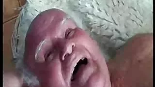 Une enchanteresse brune à couper le souffle des grosses cochonnes fait une pipe chaude à son amant