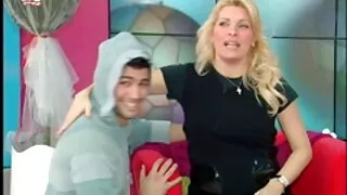 Une pute blonde plantureuse se fait sodomiser en position latérale video de grosse cochonne