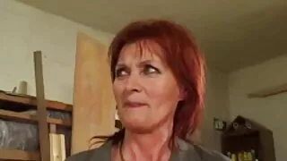 Salope folle grosses salopes matures de sexe en bas résille pousse un jouet sexuel perlé dans son anus