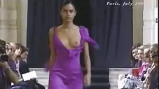 Une grosses salopes poilues nana séduisante et excitée se masturbe dans sa chambre confortable