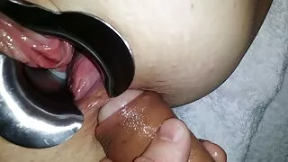 Olga, jolie fille auburn aux cheveux courts, grosse noire cochonne va se faire fourrer devant le miroir