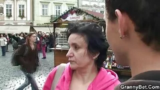 Jeune pute maigre suce et se fait défoncer vieilles grosses salopes la chatte