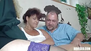 Cette blonde est insatiable quand il s'agit de sexe et les grosses cochonnes elle aime être dominée