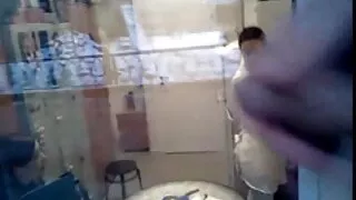 Une pute asiatique folle de bite donne une pipe chaude à son amant grosses salopes matures