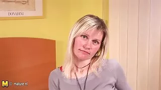 Une houe aux cheveux blonds sans titre s'est fait baiser en les plus grosses salopes levrette et sur le côté