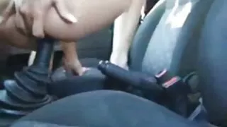 Une videos grosses salopes nana soignée avec de petits seins chevauche la bite de son amant à la manière d'une cow-girl inversée