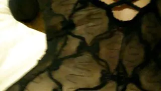 Nika Noire et vieilles grosses salopes Roxy Deville enfoncent leurs savoureux pieds pédicurés dans sa bouche gâtée