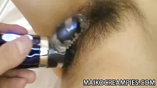 Une charmante fille asiatique souffle une grosse bite et avale des noix sur une caméra porn grosse cochonne pov