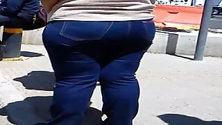 Mamie plantureuse en bas noirs chevauche la bite comme grosse cochonne africaine une folle