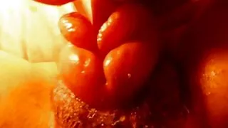 Jolie transexuelle folle de corne suce la bite obeses salopes d'un mec chauve et profite de l'anal