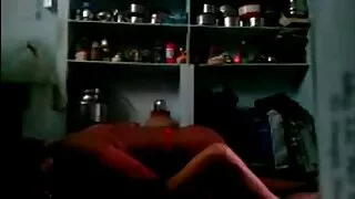 Une blonde grosse cochonne porn lubrique en bas noirs fait une bonne pipe à son amant