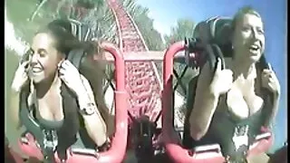 Cowgirl brune mince enlève son soutien-gorge grosse cochonne porn et sa culotte en plein air