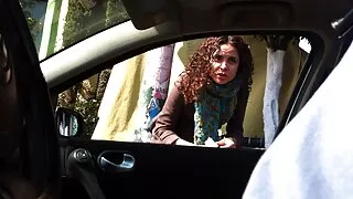 Une poupée sexuelle aux cheveux blonds et aux gros seins grosses salopes a enculer doigte son minou tout en lavant sa voiture