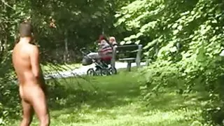 Une pute brune aux gros seins se fait fister la chatte et grosse cochonne video baiser durement