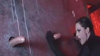 Une ado insatiable se fait manger sa douce chatte de grosses vieilles salopes manière experte