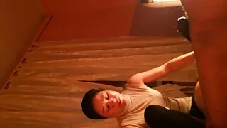 Une rouquine gâtée se fait fesser le cul magnifique par une méchante vielles grosses salopes maîtresse