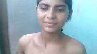 La jolie brune zélée Sonja aime polir sa chatte grosses salopes en chaleur avec un gode sur la cuvette des toilettes