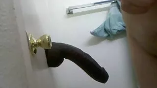 Séduisante brune bouclée donne un bon BJ et baise en position grosse cochonne video debout