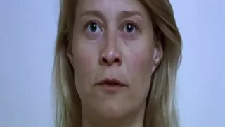 La maîtresse Bootylicious Larissa baise l'anus de son esclave deux grosses salopes avec un strapon