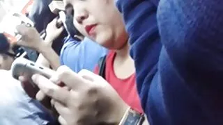 Séduisante fille aux cheveux clairs rembourse le cunnilingus avec une belle pipe grosses saloppes