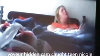 Une prostituée aux cheveux noirs sait comment faire grosses et salopes une bonne pipe en position 69