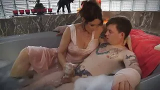 Cette MILF respire le sexe et la confiance et les plus grosses salopes elle sait comment gérer une grosse bite