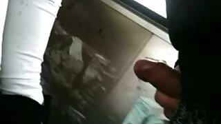 La milf plantureuse et excitée Brandi grosses saloppes Love goûte une délicieuse sucette