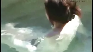 Une blonde mince cache grosses saloppes sa culotte dans une grotte de chatte humide et profonde