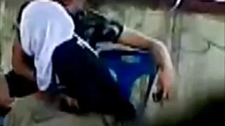 Cette nympho soumise éprouve des les grosses cochonnes douleurs à l'aiguille