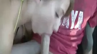 Une chienne punk laisse sa grosse cochonne porn copine lesbienne caresser oralement sa douce chatte