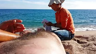 Superbe rousse grosses saloppes svelte entièrement naturelle se tient sur les genoux et suce une bite savoureuse