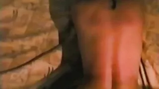Adorable brune en bas résille adore grosse cochonne blonde le fisting dans la chatte