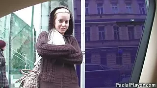 Mamie maigre porn grosse cochonne aux petits seins n'a pas perdu son intérêt pour le sexe
