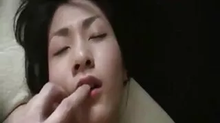 La brune plantureuse hilarante Lei Lani prend la bite d'un mec ringard dans sa bouche grosses salopes allemandes